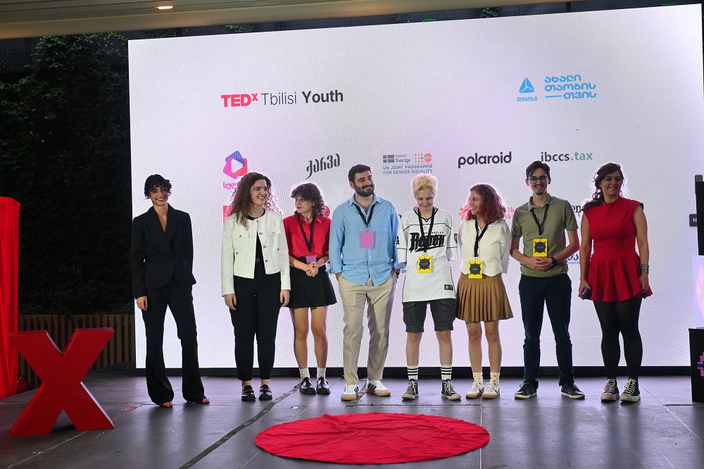 A bunch of young people area standing on the TEDxTbilisi Youth stage