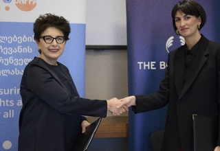 Hela Bakradze, Head of the UNFPA Georgia Country Office, and General Manager for the Body Shop Caucasus shaking hands