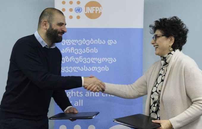 CEO of FC Locomotive Tbilisi and Head of UNFPA Georgia CO shake hands