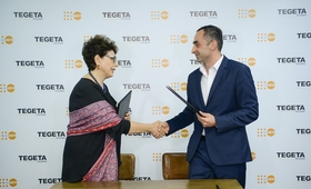Lela Bakradze, Head of UNFPA Georgia CO and Vakhtang Kacharava, Executive Director of Tegeta Holding shake hands