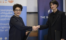 Hela Bakradze, Head of the UNFPA Georgia Country Office, and General Manager for the Body Shop Caucasus shaking hands