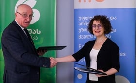 Director General of Gagua Clinic David Gagua and Head of UNFPA Georgia Country Office Mariam Bandzeladze shaking hands 