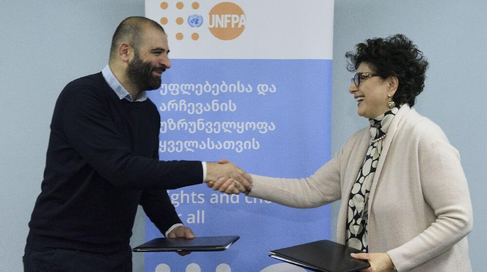 CEO of FC Locomotive Tbilisi and Head of UNFPA Georgia CO shake hands