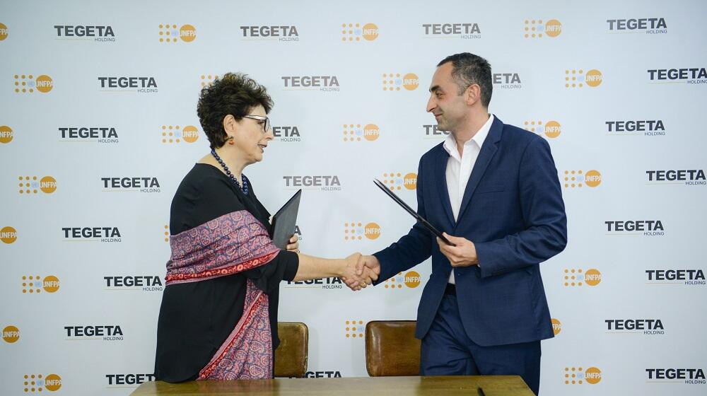 Lela Bakradze, Head of UNFPA Georgia CO and Vakhtang Kacharava, Executive Director of Tegeta Holding shake hands