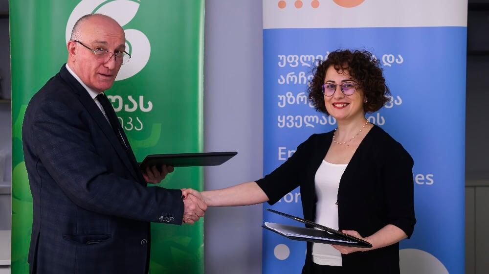 Director General of Gagua Clinic David Gagua and Head of UNFPA Georgia Country Office Mariam Bandzeladze shaking hands 